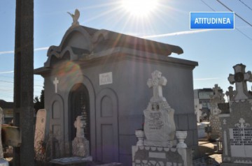 Palatele morţilor din cimitirul Constanţa îi lasă reci pe oamenii simpli
